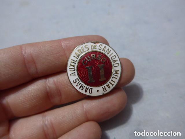 Militaria: Antigua insignia o emblema de Damas auxiliares de sanidad militar, II curso. Original.