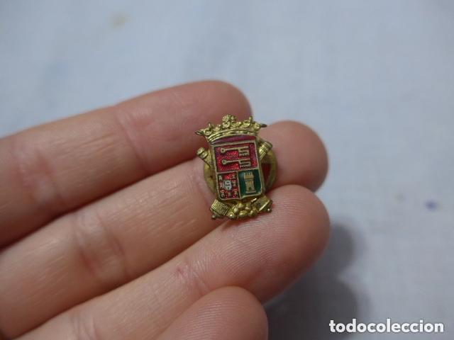 Militaria: Antigua insignia de artilleria a identificar.
