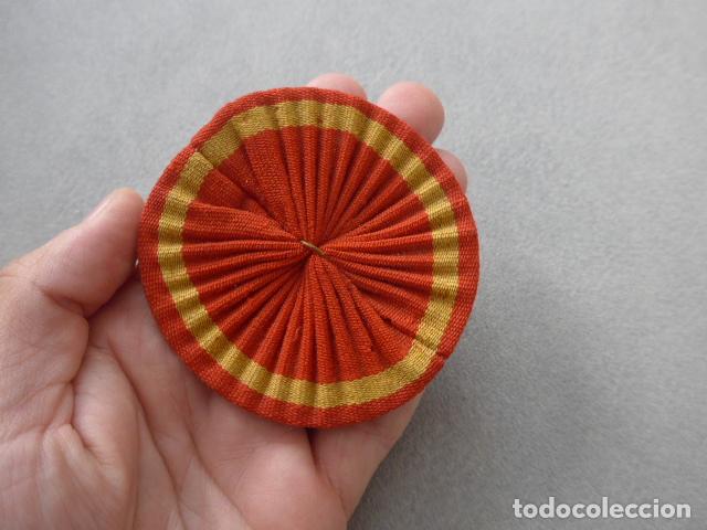 Militaria: Antigua gran escarapela con bandera espa&ntilde;ola, original. Mide 7,8 cm diametro.