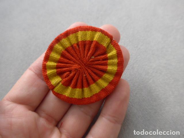 Militaria: Antigua gran escarapela con bandera espa&ntilde;ola, original. Mide 5 cm diametro.