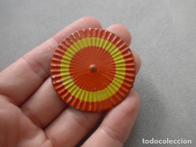 Militaria: Antigua gran escarapela metalica con la bandera espa&ntilde;ola, de gorra o chaco, original, de metal.
