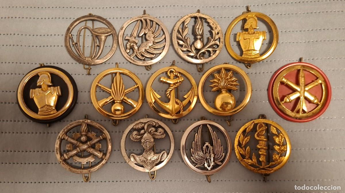 Militaria: Lote de 13 antiguas insignias met&aacute;licas para boinas de diferentes secciones del ej&eacute;rcito Franc&eacute;s