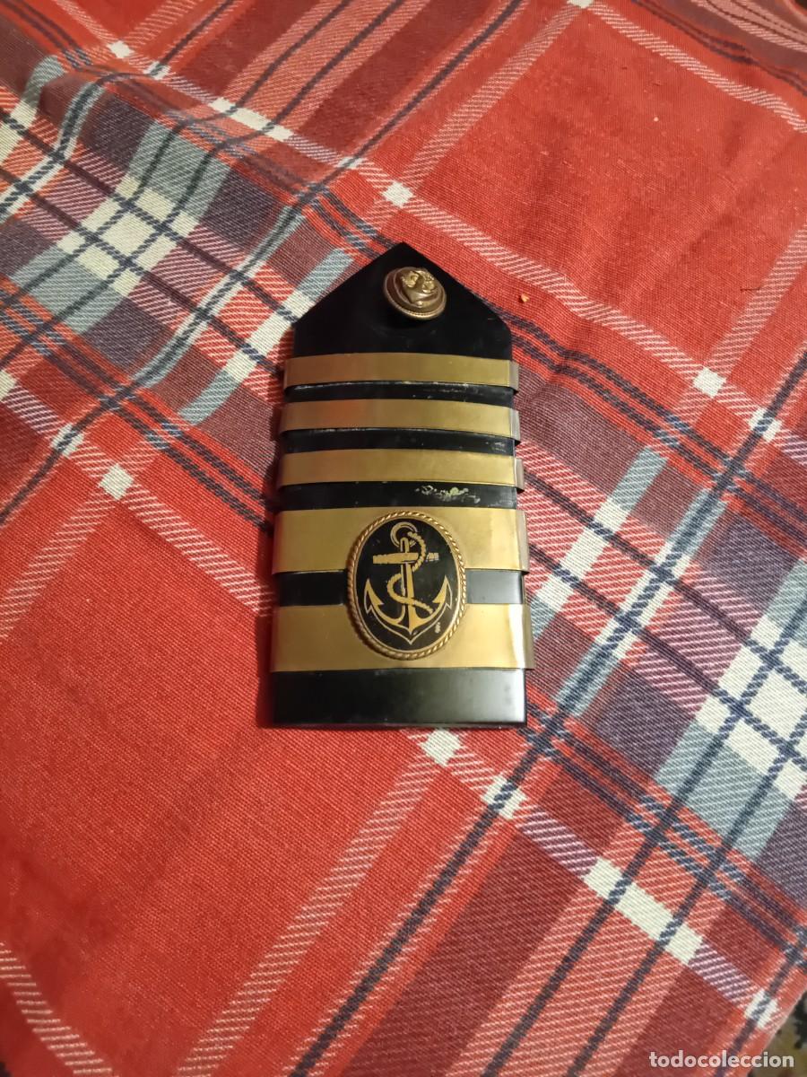 Militaria: Hombrera o pala de baquelita con gal&oacute;n de capit&aacute;n de la marina mercante espa&ntilde;ola. A&ntilde;os 50 siglo XX