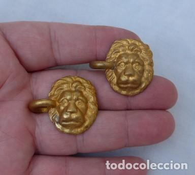 Militaria: 2 ANTIGUOS EMBLEMAS CABEZA DE LEON PARA CASCO DE PINCHO CABALLERIA CON ENGANCHE EPOCA ALFONSO XIII