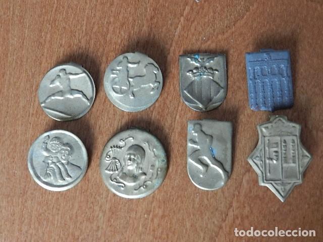 Militaria: Lote de 8 INSIGNIAS DE AUXILIO SOCIAL met&aacute;licas Emblemas escudos