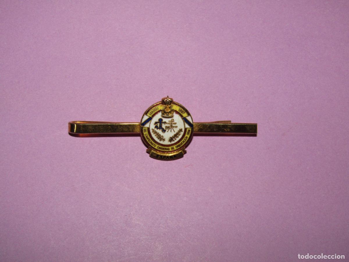 Militaria: Antiguo Pisacorbatas en Metal Dorado y Esmaltes XXX Campeonato Carreras Orientaci&oacute;n en MAR&Iacute;N