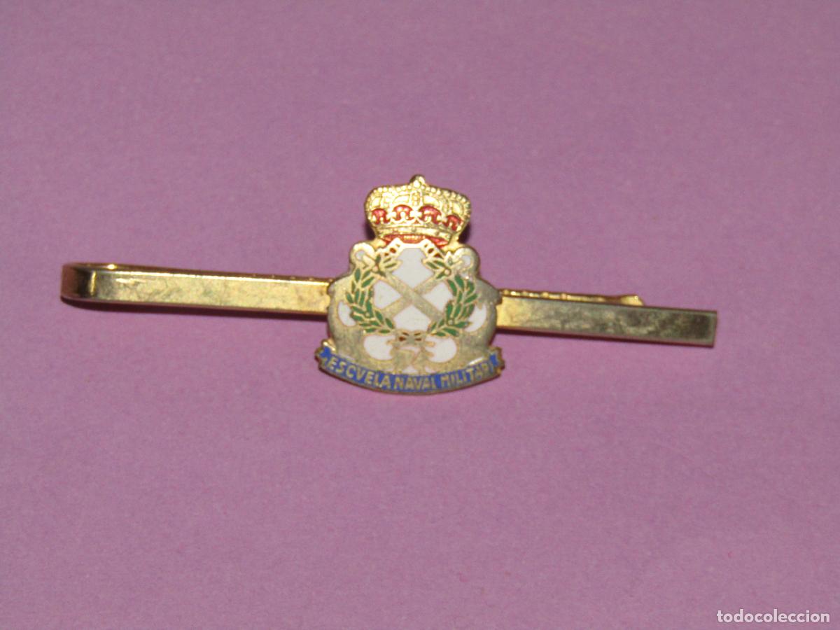 Militaria: Antiguo Pisacorbatas en Metal Dorado y Esmaltes de la ESCUELA NAVAL MILITAR