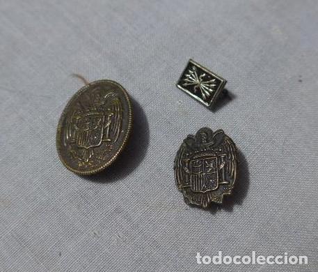 Militaria: 3 ANTIGUAS INSIGNIAS YUGO Y FLECHAS FALANGE Y ESCUDOS FRANQUISTA GUERRA CIVIL