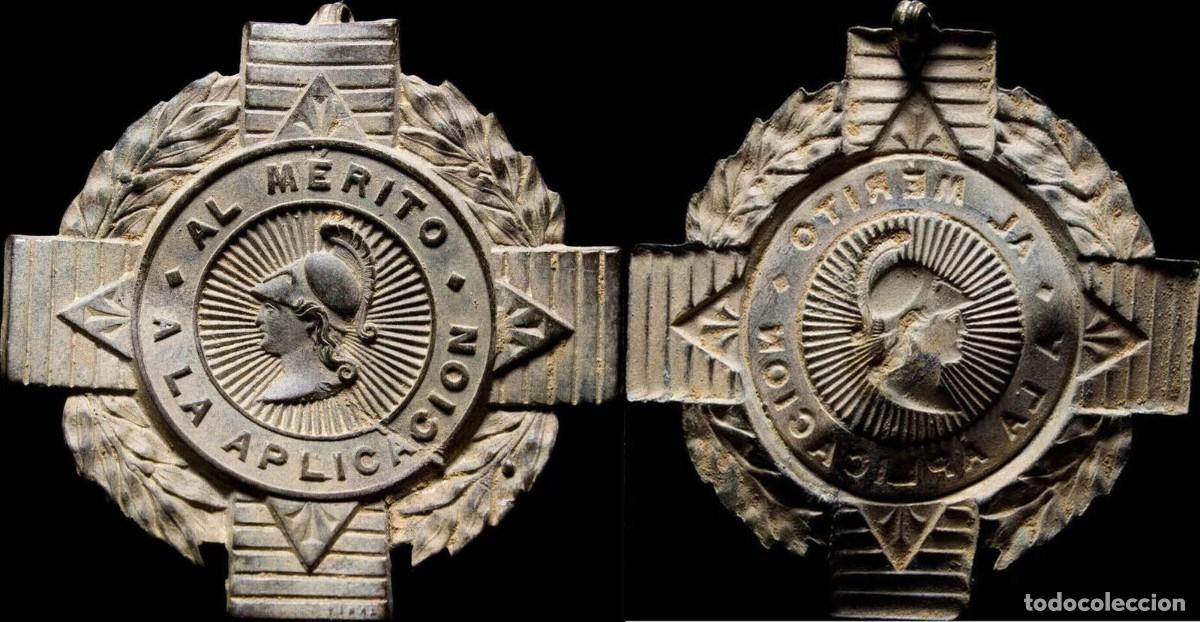 Militaria: Military Badge (To the Merit-To the Application) - 45x43 mm