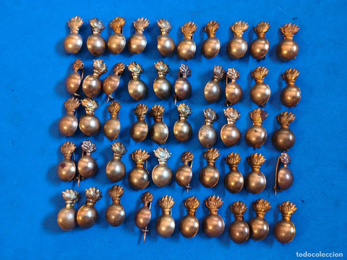 Militaria: Artiller&iacute;a. Distintivos / Insignias / Bombetas muy peque&ntilde;as. Rep&uacute;blica / Guerra Civil / Postguerra.