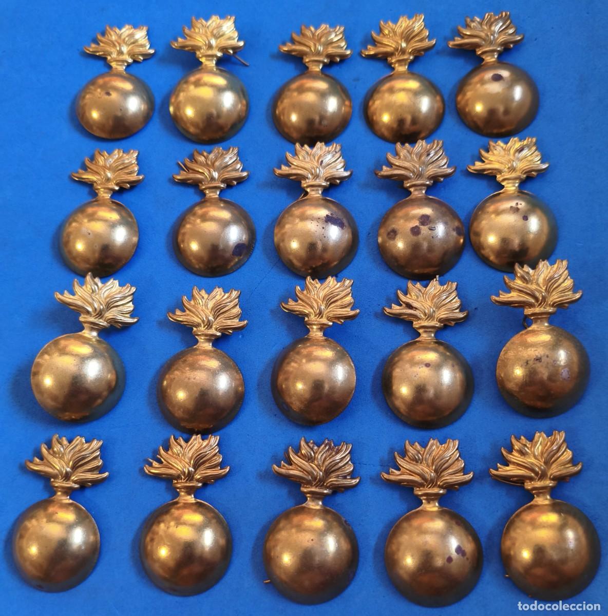 Militaria: Artiller&iacute;a. Distintivos / Insignias / Bombetas. Rep&uacute;blica / Guerra Civil / Postguerra.