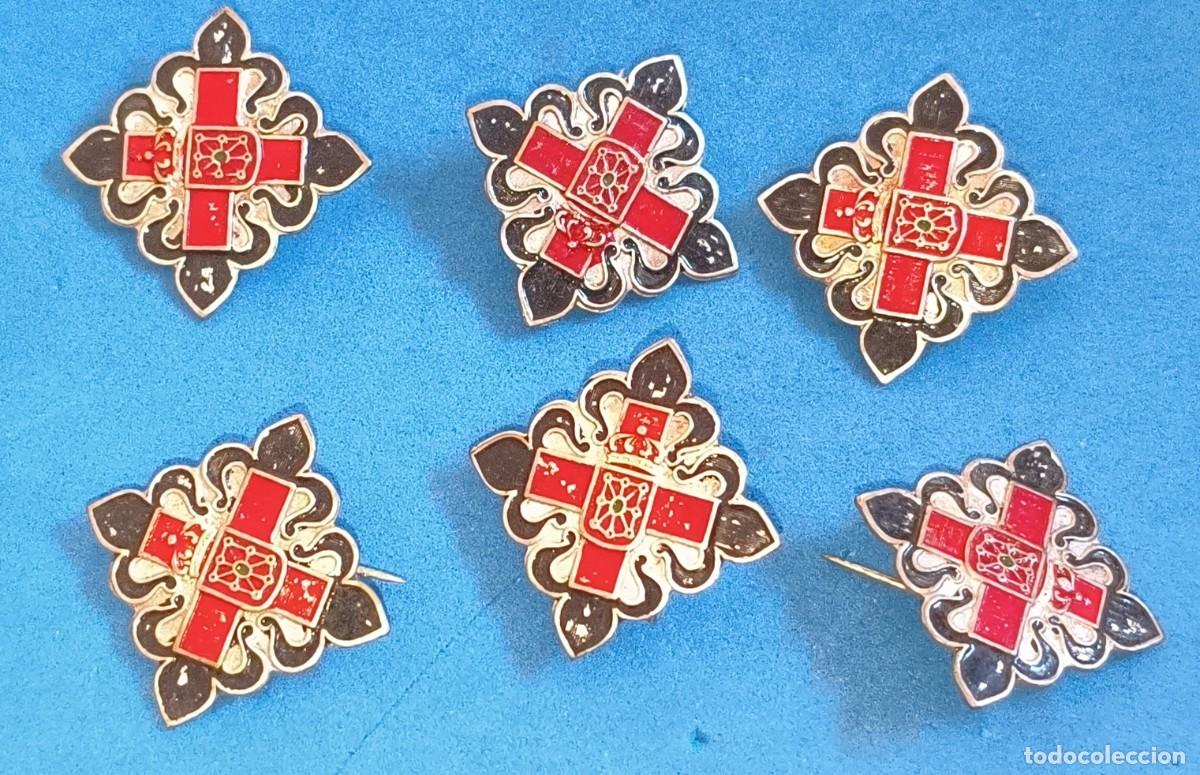 Militaria: Cuerpo Ej&eacute;rcito Navarra. Distintivos / Insignias. Guerra Civil / Postguerra.