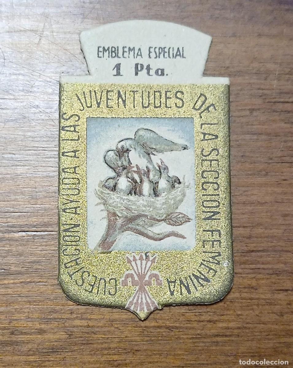 Militaria: EMBLEMA AUXILIO SOCIAL, ESPECIAL 1 PTA, SECCI&Oacute;N FEMENINA, AYUDA FRENTE JUVENTUDES, FALANGE.