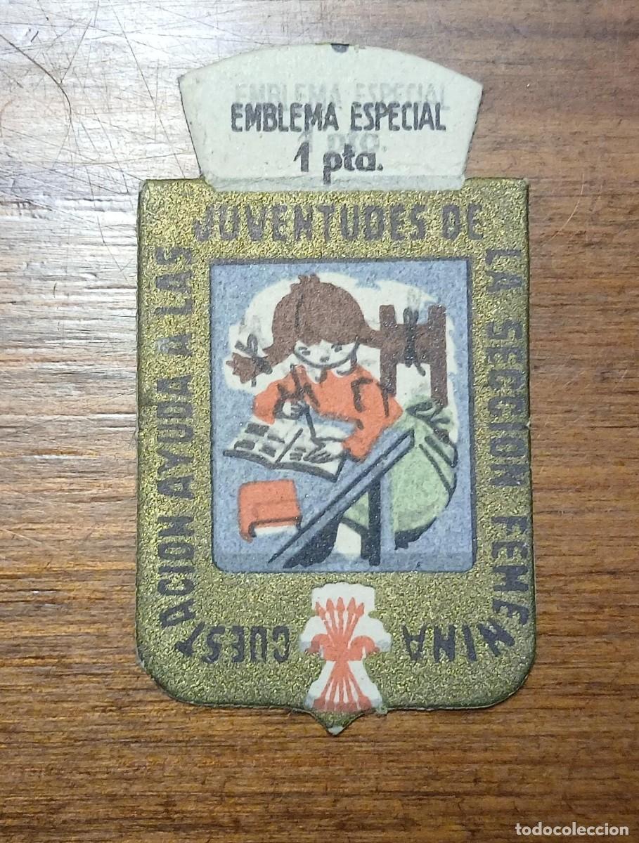 Militaria: EMBLEMA AUXILIO SOCIAL, ESPECIAL 1 PTA, SECCI&Oacute;N FEMENINA, AYUDA FRENTE JUVENTUDES, FALANGE.