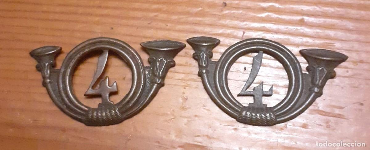 Militaria: 2 INSIGNIAS DE CUELLO N&ordm; 4 DE CAZADORES ALFONSO XIII