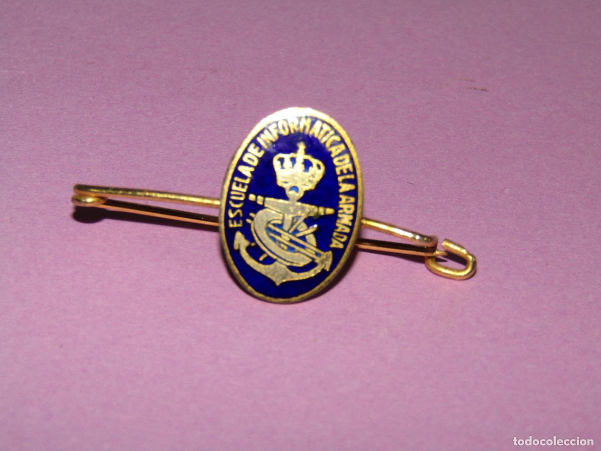 Militaria: Antiguo Alfiler de Corbata en Lat&oacute;n y Esmaltes de la Escuela de Inform&aacute;tica de la Armada