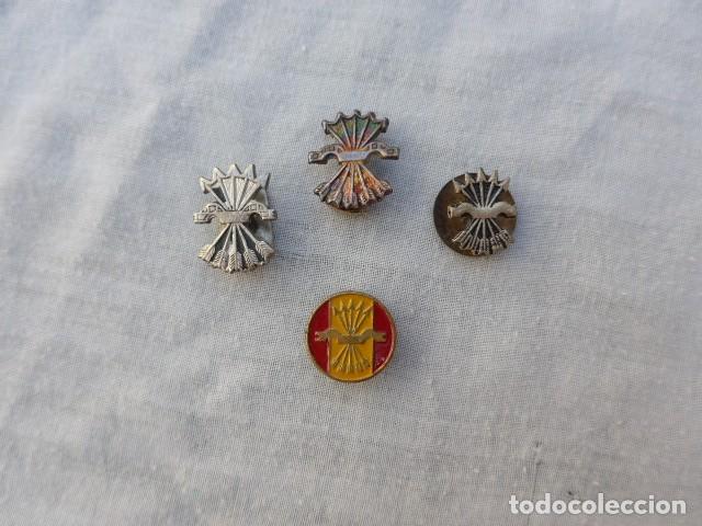 Militaria: 4 ANTIGUAS INSIGNIAS YUGO Y FLECHAS FALANGE