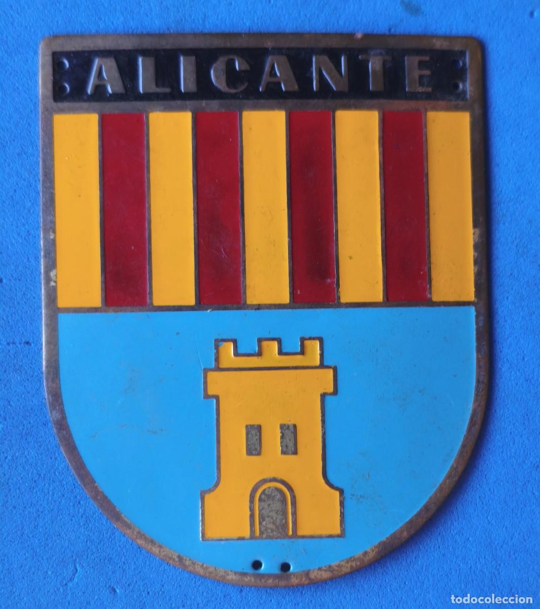 Militaria: Organizaci&oacute;n Juvenil Espa&ntilde;ola (O.J.E.) Frente Juventudes. Placa de Brazo. Alicante.