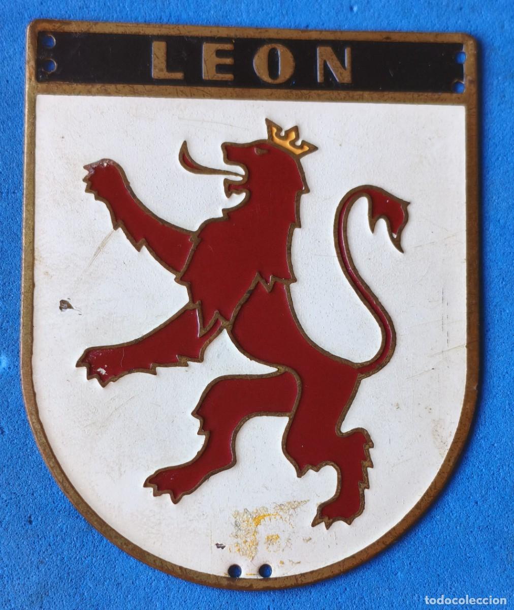 Militaria: Organizaci&oacute;n Juvenil Espa&ntilde;ola (O.J.E.) Frente Juventudes. Placa de Brazo. Le&oacute;n.