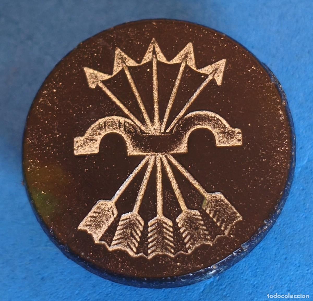Militaria: Falange. Antiguo Distintivo / Emblema / Insignia. Para ojal de las chaquetas.