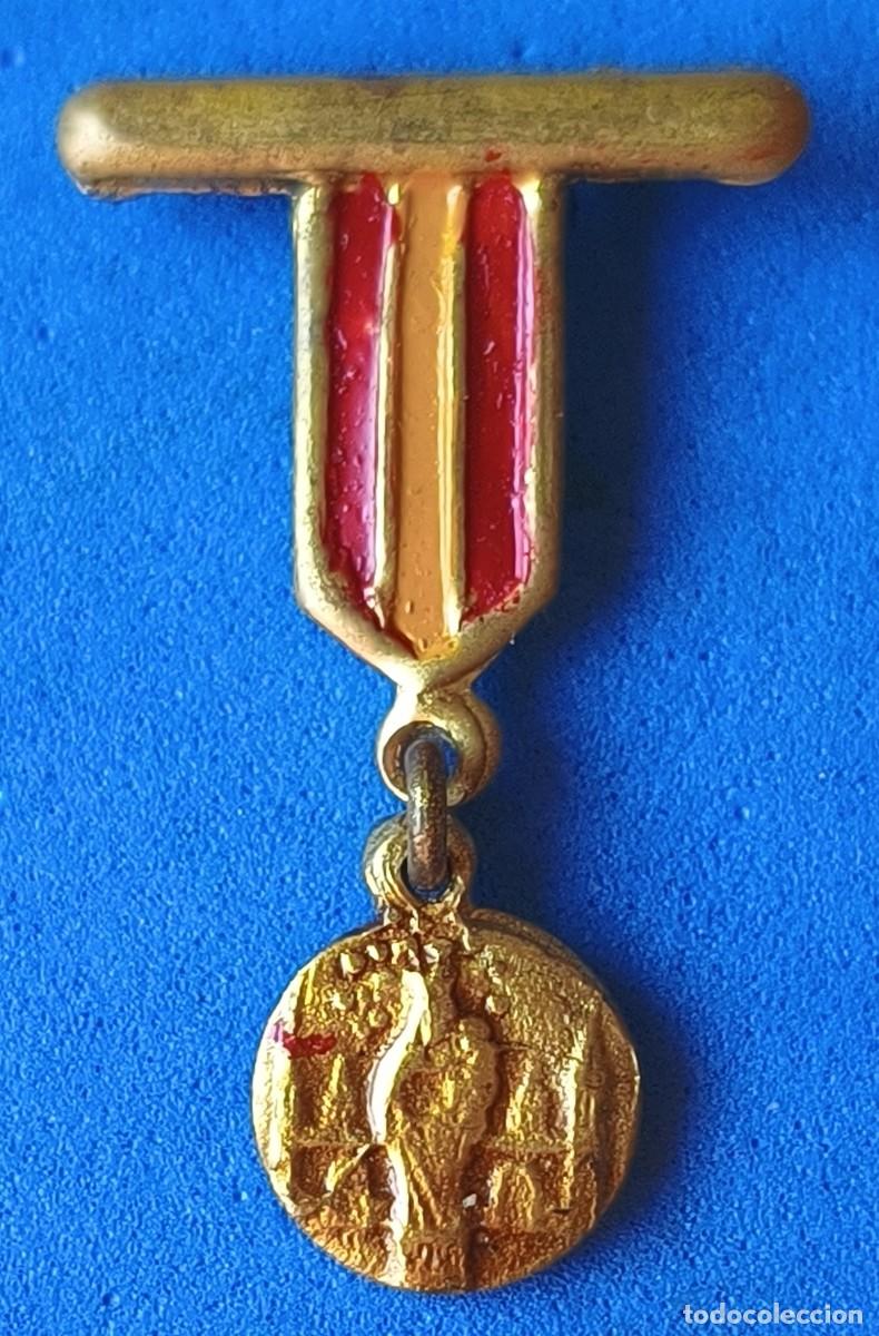 Militaria: Pin / Insignia / Emblema / Distintivo de car&aacute;cter propagandistico. Muy peque&ntilde;a medalla de la Virgen