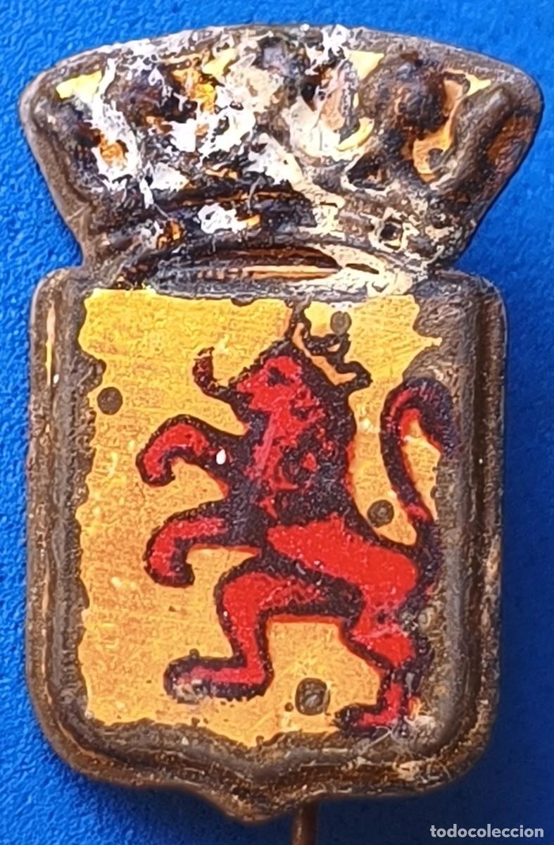 Militaria: Pin / Insignia / Emblema / Distintivo de car&aacute;cter propagand&iacute;stico. Auxilio Social. Zaragoza.