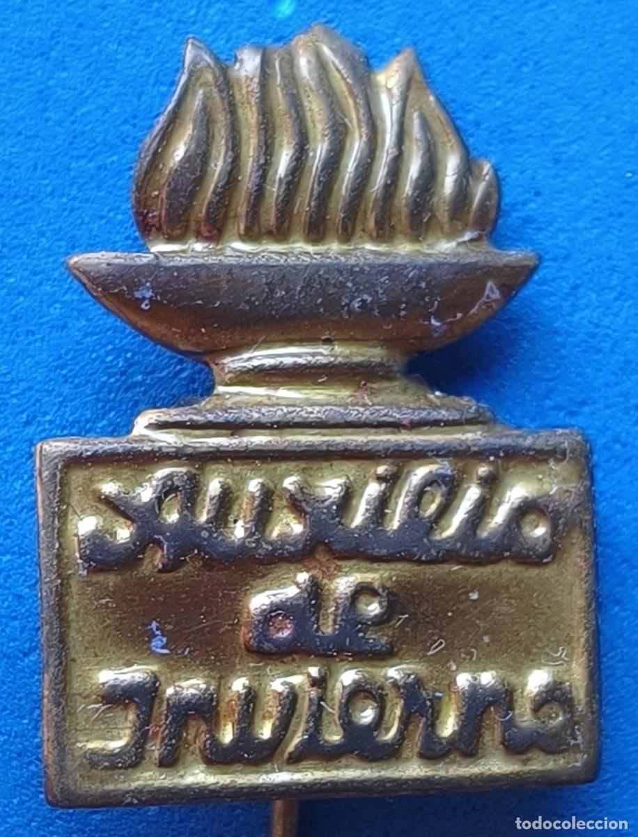 Militaria: Pin / Insignia / Emblema / Distintivo de car&aacute;cter propagand&iacute;stico. Auxilio Social. Zaragoza.