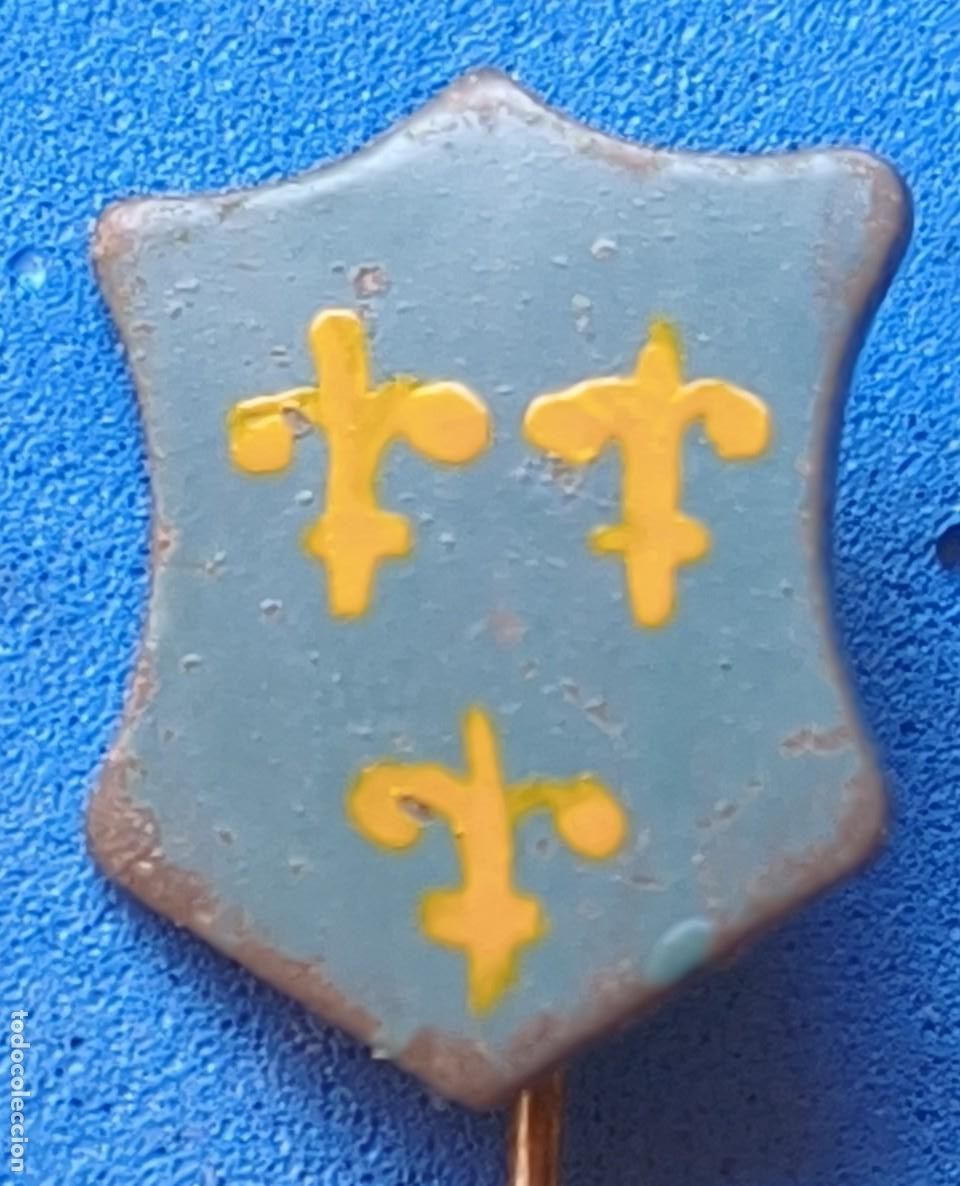 Militaria: Pin / Insignia / Emblema / Distintivo de car&aacute;cter propagand&iacute;stico. Mon&aacute;rquico. Monarqu&iacute;a.