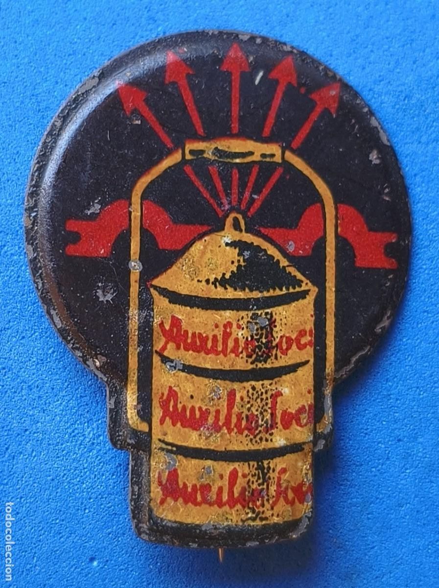 Militaria: Pin / Insignia / Emblema / Distintivo de car&aacute;cter propagand&iacute;stico. Auxilio Social