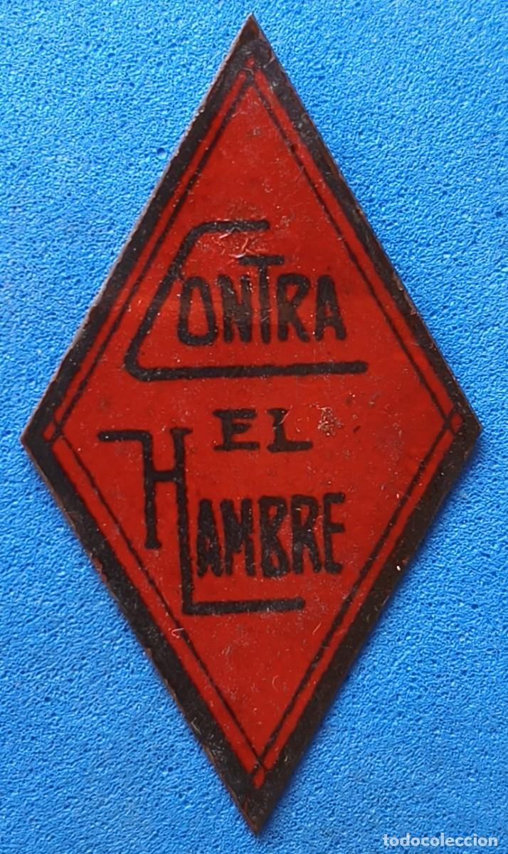 Militaria: Pin / Insignia / Emblema / Distintivo de car&aacute;cter propagand&iacute;stico. Auxilio Social. Contra el Hambre.
