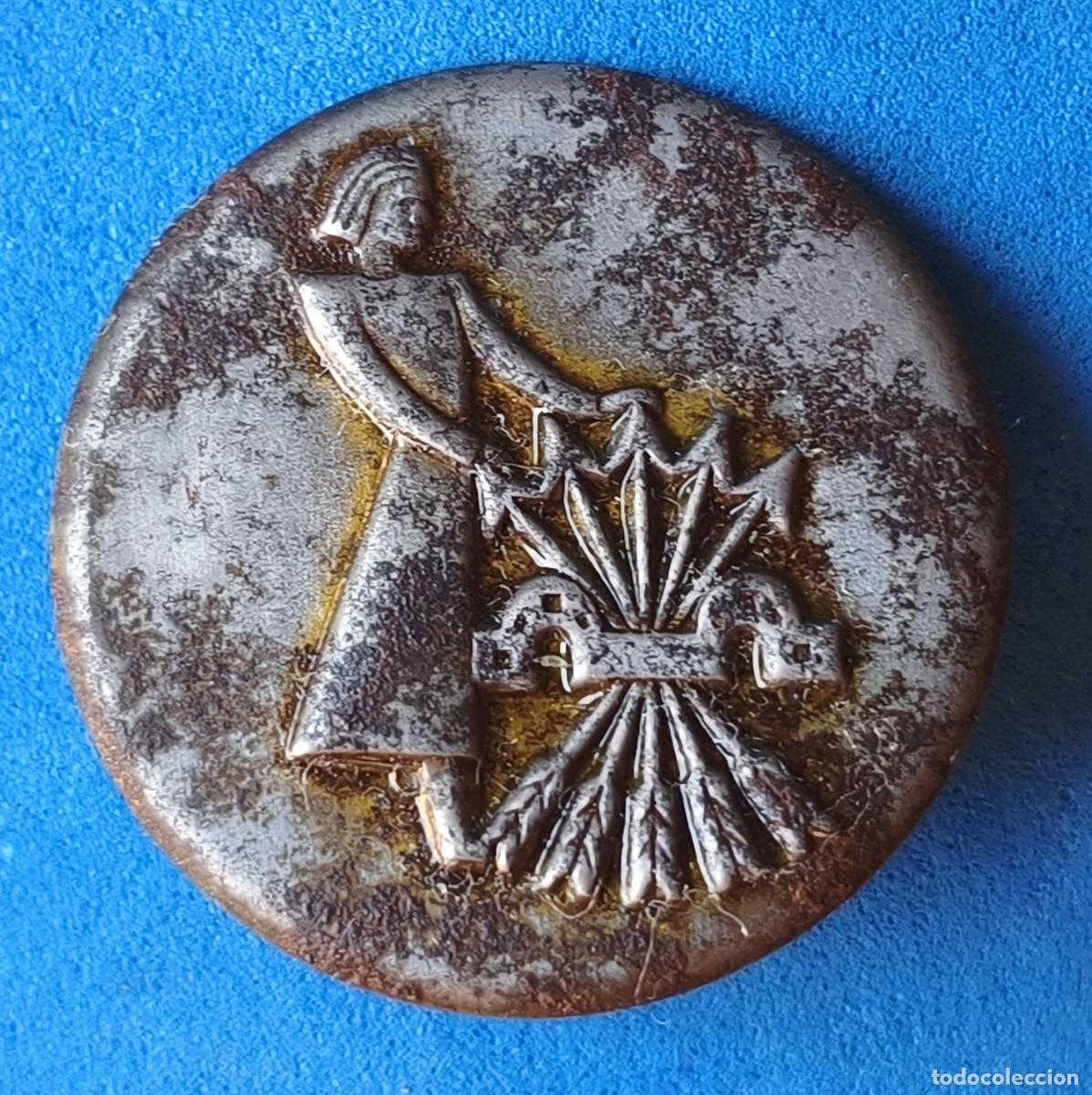 Militaria: Pin / Insignia / Emblema / Distintivo de car&aacute;cter propagand&iacute;stico. Auxilio Social.