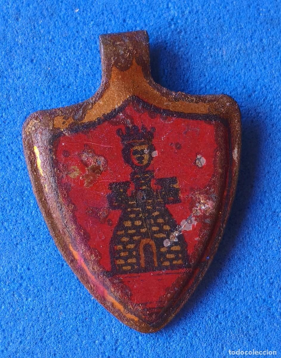 Militaria: Pin / Insignia / Emblema / Distintivo de car&aacute;cter propagand&iacute;stico. Auxilio Social.