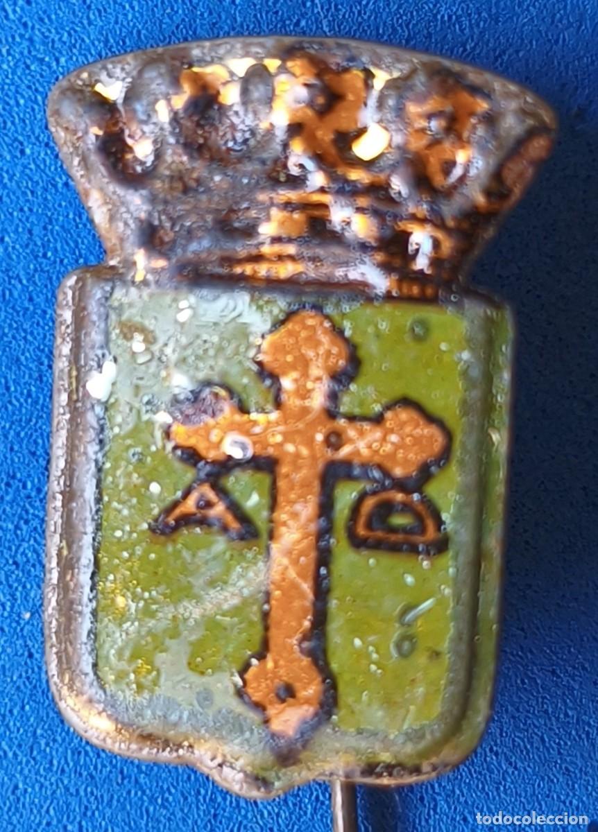 Militaria: Pin / Insignia / Emblema / Distintivo de car&aacute;cter propagand&iacute;stico. Auxilio Social. Escudo Asturias