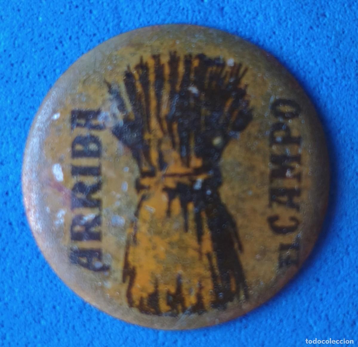 Militaria: Pin / Insignia / Emblema / Distintivo de car&aacute;cter propagand&iacute;stico. Auxilio Social. Arriba el Campo.