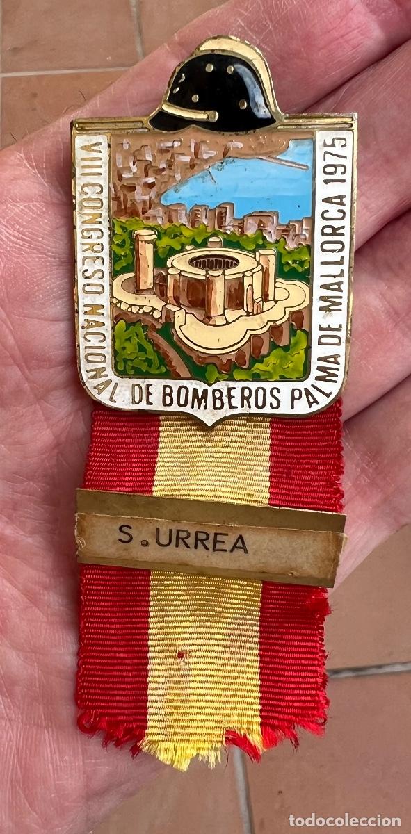Militaria: VIII Congreso Nacional de Bomberos. Palma de Mallorca 1975. Medalla, placa, insignia de Acreditaci&oacute;n