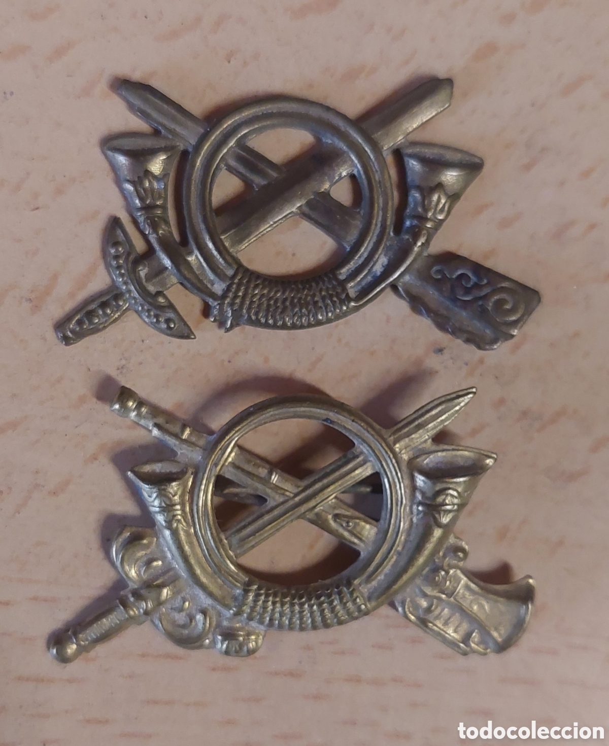 Militaria: Magn&iacute;fica pareja de emblemas de cuello infanteria guerra civil
