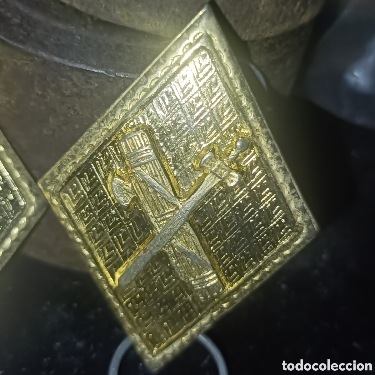 Militaria: Pareja de rombos dorados de la Guardia civil