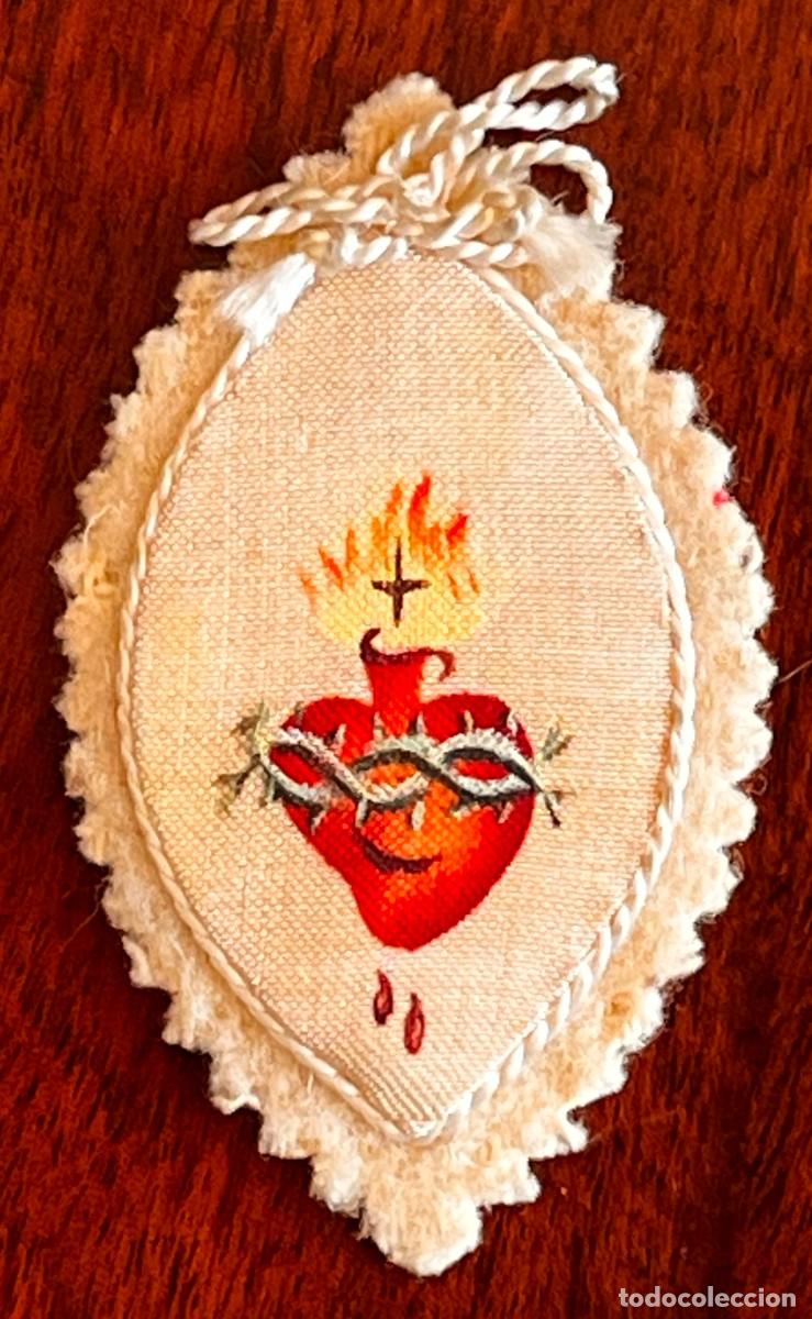 Militaria: Detente fabricado en tela con imagen del Sagrado Coraz&oacute;n. Escapulario de la Guerra Civil bordado o.