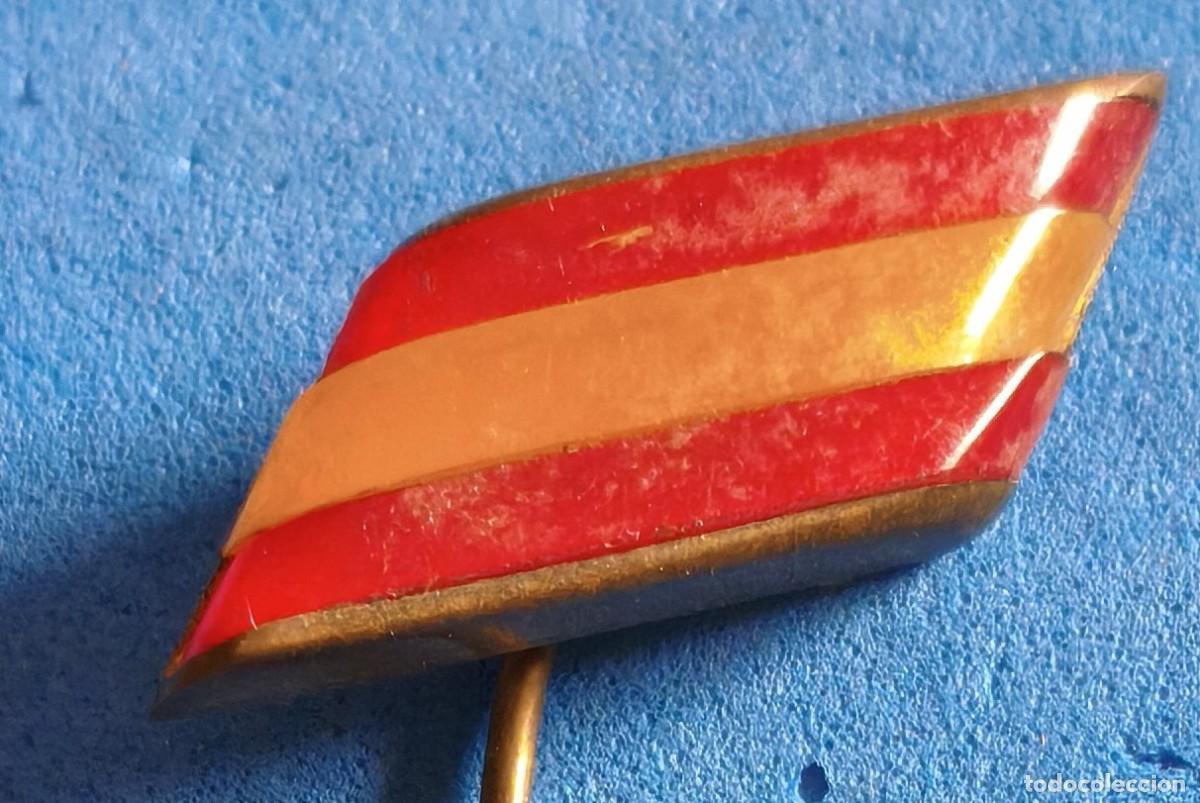 Militaria: Insignia propagand&iacute;stica. Guerra Civil o inmediata postguerra.