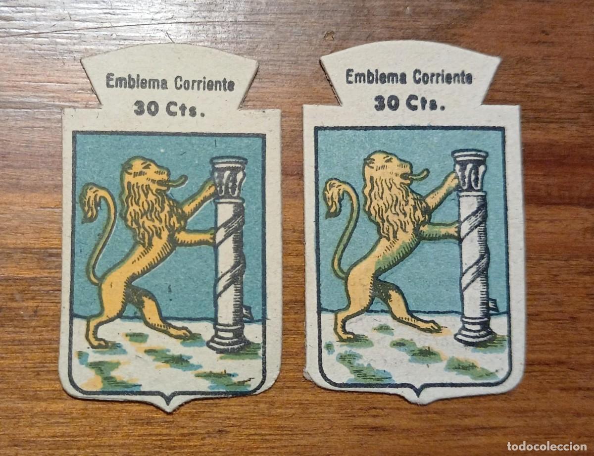 Militaria: 2 Emblemas auxilio social .Serie B, N&ordm; 82, BADAJOZ, con y sin relieve.