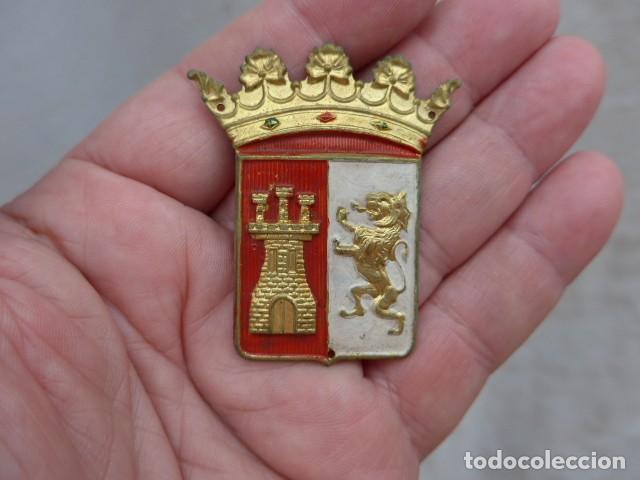Militaria: ANTIGUO EMBLEMA DE BRAZO AGRUPACIONES DE DIVISIONES GUADALAJARA Y SOMOSIERRA GUERRA CIVIL CABALLERIA