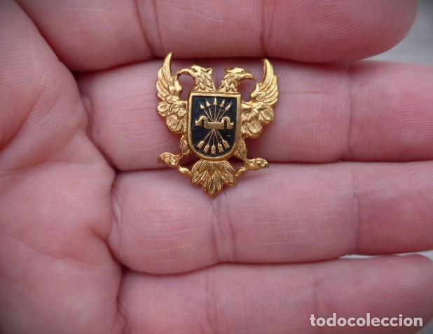 Militaria: ANTIGUA INSIGNIA AGUILA BICEFALA CARLISTA - YUGO Y FLECHAS FALANGE DORADA - GUERRA CIVIL
