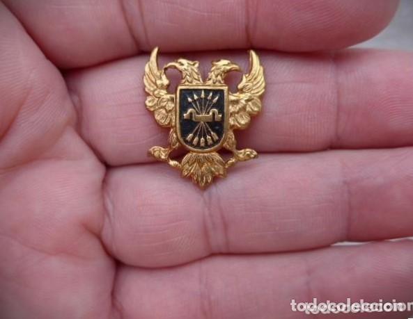 Militaria: ANTIGUA INSIGNIA AGUILA BICEFALA CARLISTA - YUGO Y FLECHAS FALANGE DORADA - GUERRA CIVIL