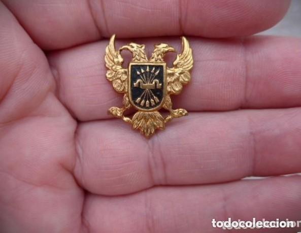Militaria: ANTIGUA INSIGNIA AGUILA BICEFALA CARLISTA - YUGO Y FLECHAS FALANGE DORADA - GUERRA CIVIL