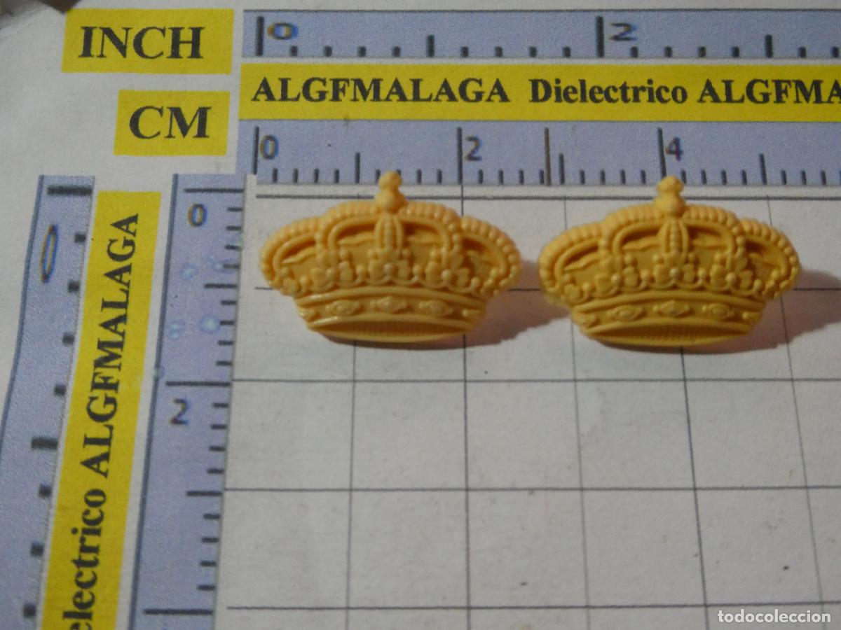 Militaria: PAREJA DE INSIGNIAS MILITARES. CORONAS CUERPO GUARDIA REAL. PL&Aacute;STICO MARFIL. CUELLO SOLAPA
