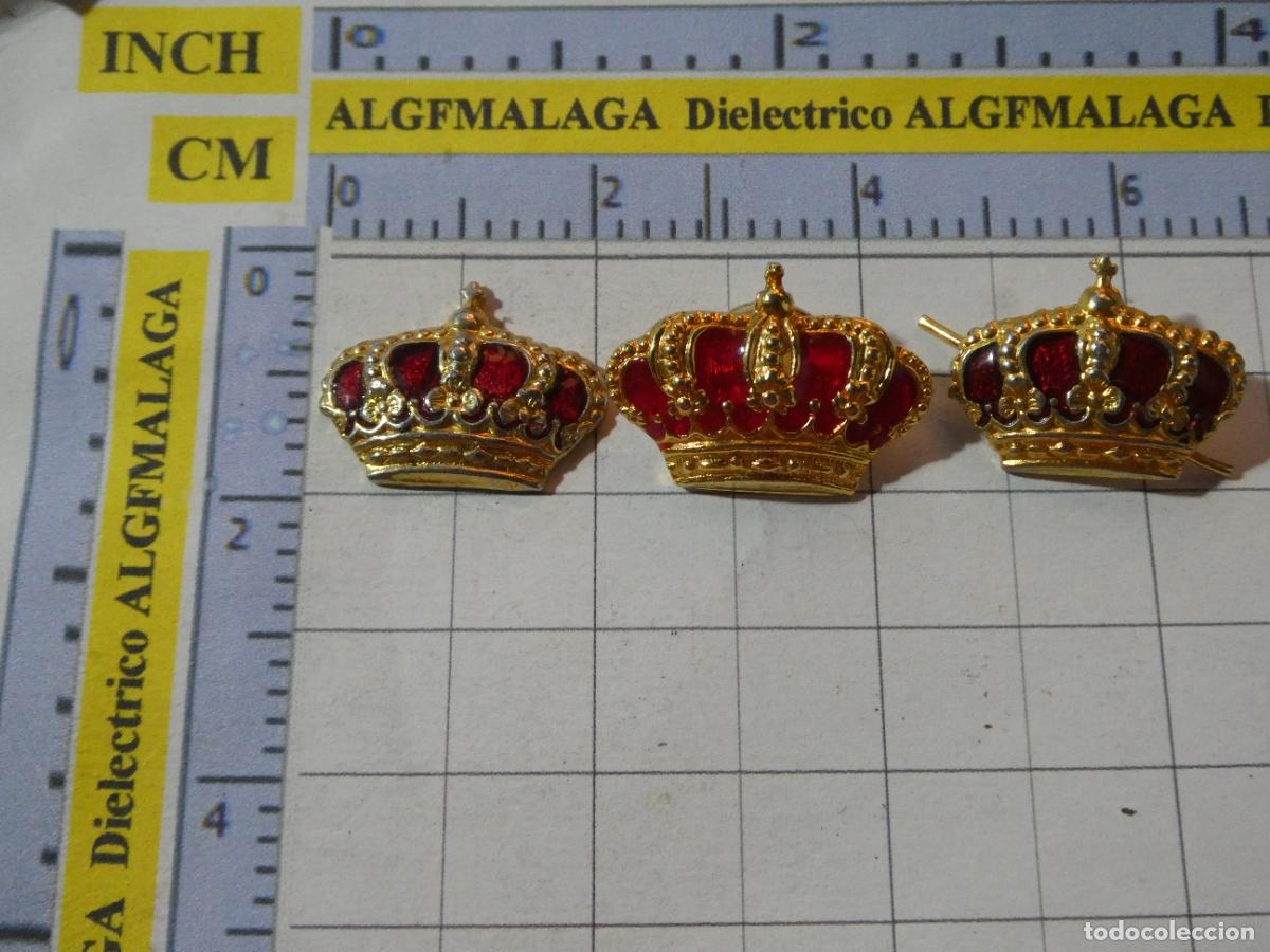 Militaria: 3 INSIGNIAS MILITARES. CORONAS CUERPO GUARDIA REAL. PL&Aacute;STICO MARFIL. METAL ESMALTE