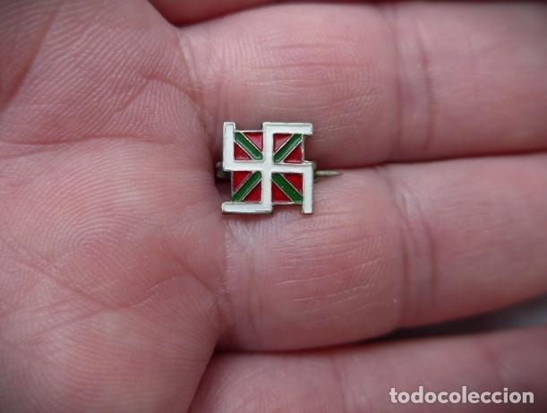 Militaria: ANTIGUA INSIGNIA VASCA IKURRI&Ntilde;A CON ESVASTICA A&Ntilde;OS 30 GUERRA CIVIL ORIGINAL