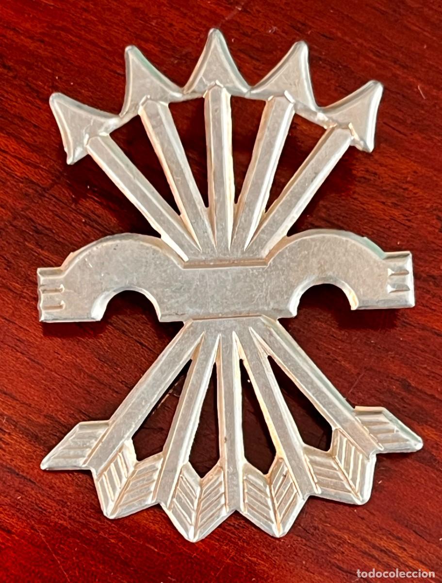 Militaria: ANTIGUGA INSIGNIA DE FALANGE, YUGO Y FLECHAS, SISTEMA DE IMPERDIBLE, ORIGINAL, MIDE 4,8 X 3,4 CMS. A