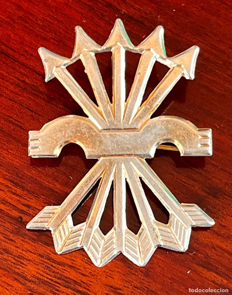 Militaria: ANTIGUGA INSIGNIA DE FALANGE, YUGO Y FLECHAS, SISTEMA DE IMPERDIBLE, ORIGINAL, MIDE 4,8 X 3,4 CMS. A