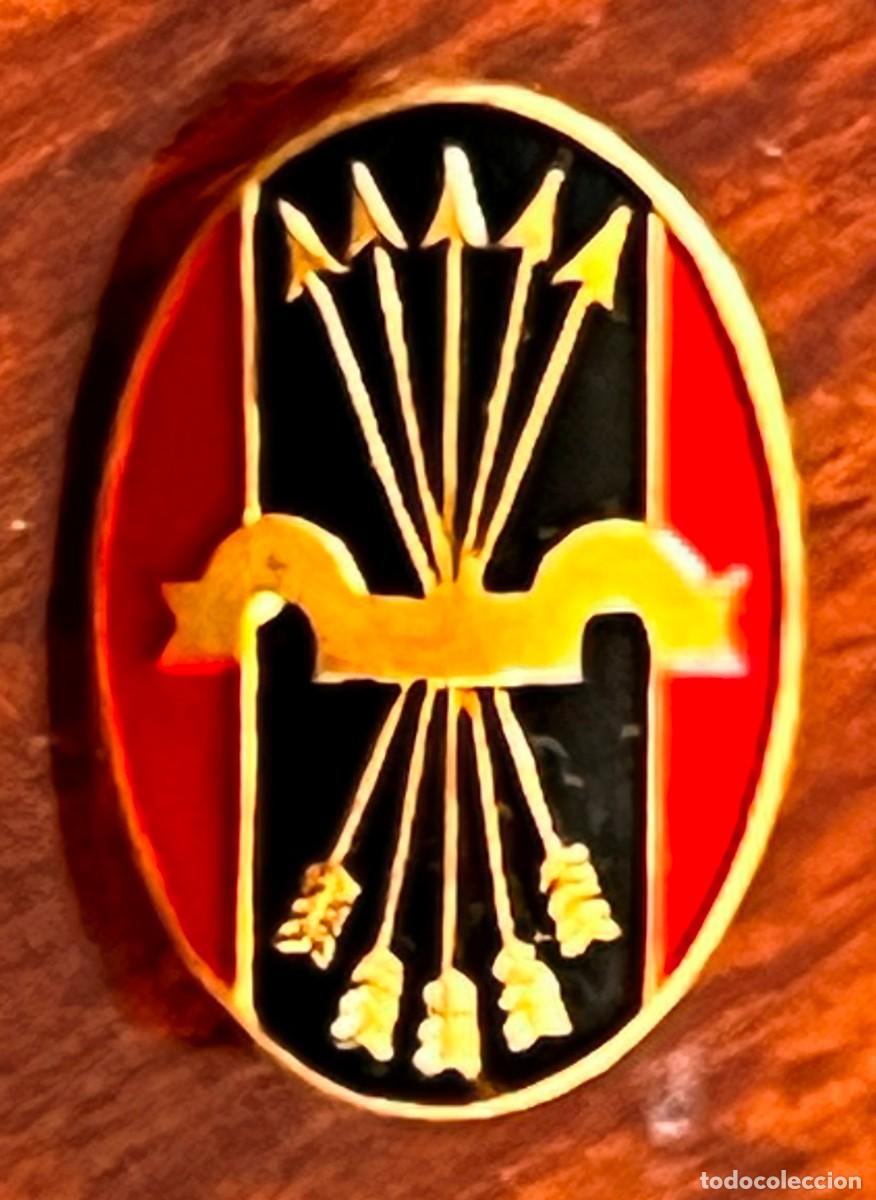 Militaria: ANTIGUA INSIGNIA DE LA FALANGE, BANDERA Y YUGO Y FLECHAS, SISTEMA IMPERDIBLE, MIDE 1,7 X 1,2 CMS. A